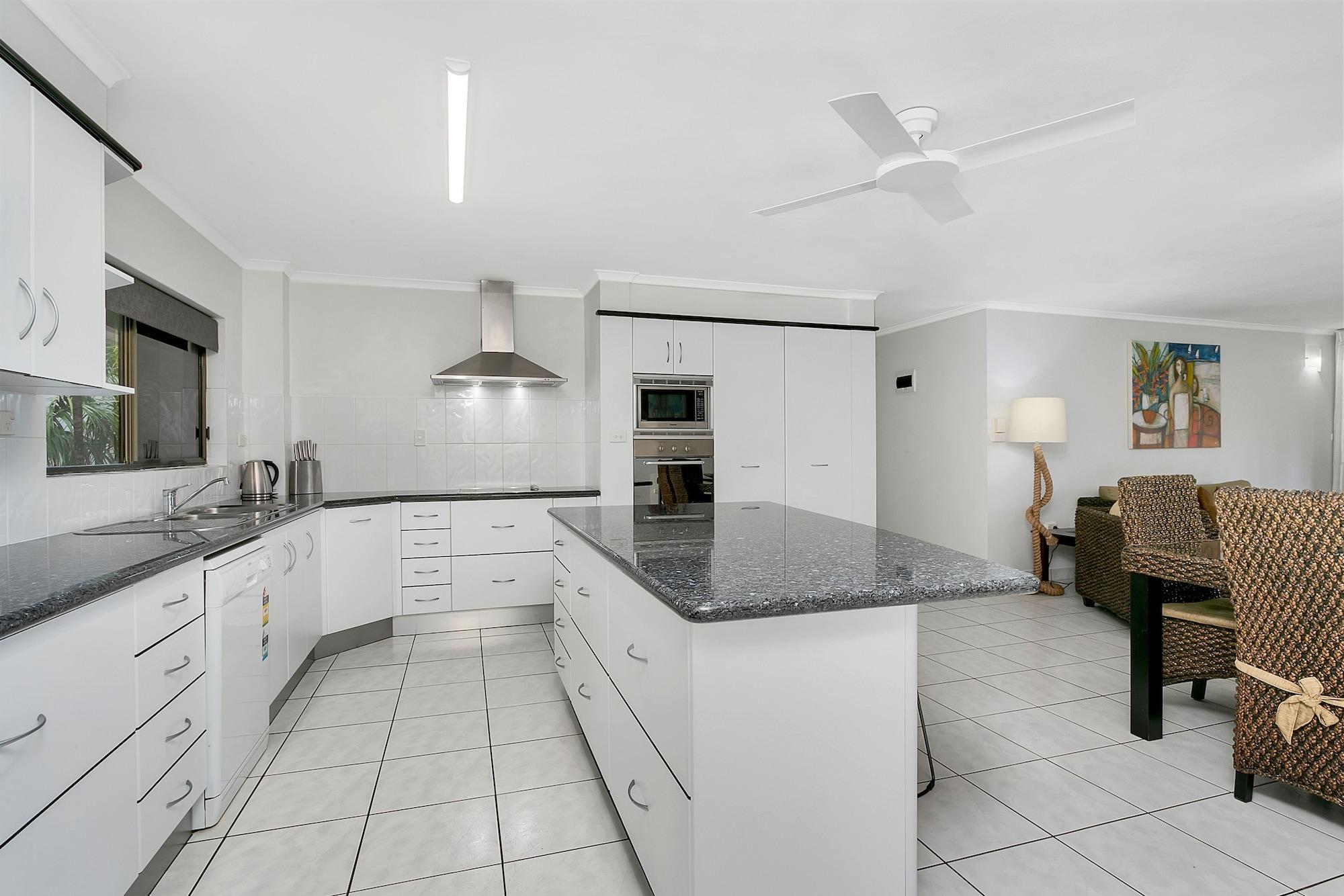 Roydon Beachfront Apartments Trinity Beach Exterior photo