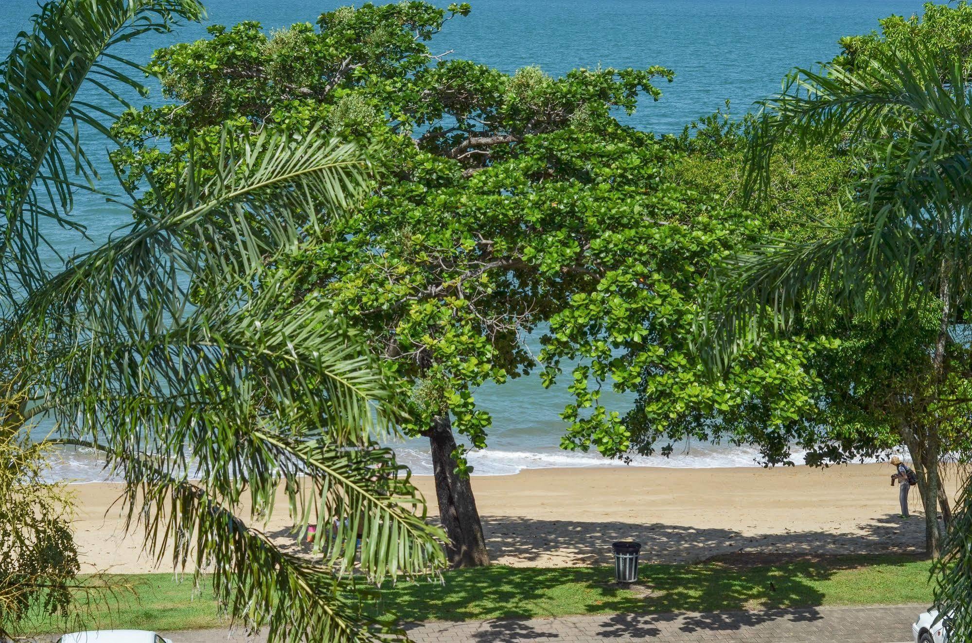 Roydon Beachfront Apartments Trinity Beach Exterior photo