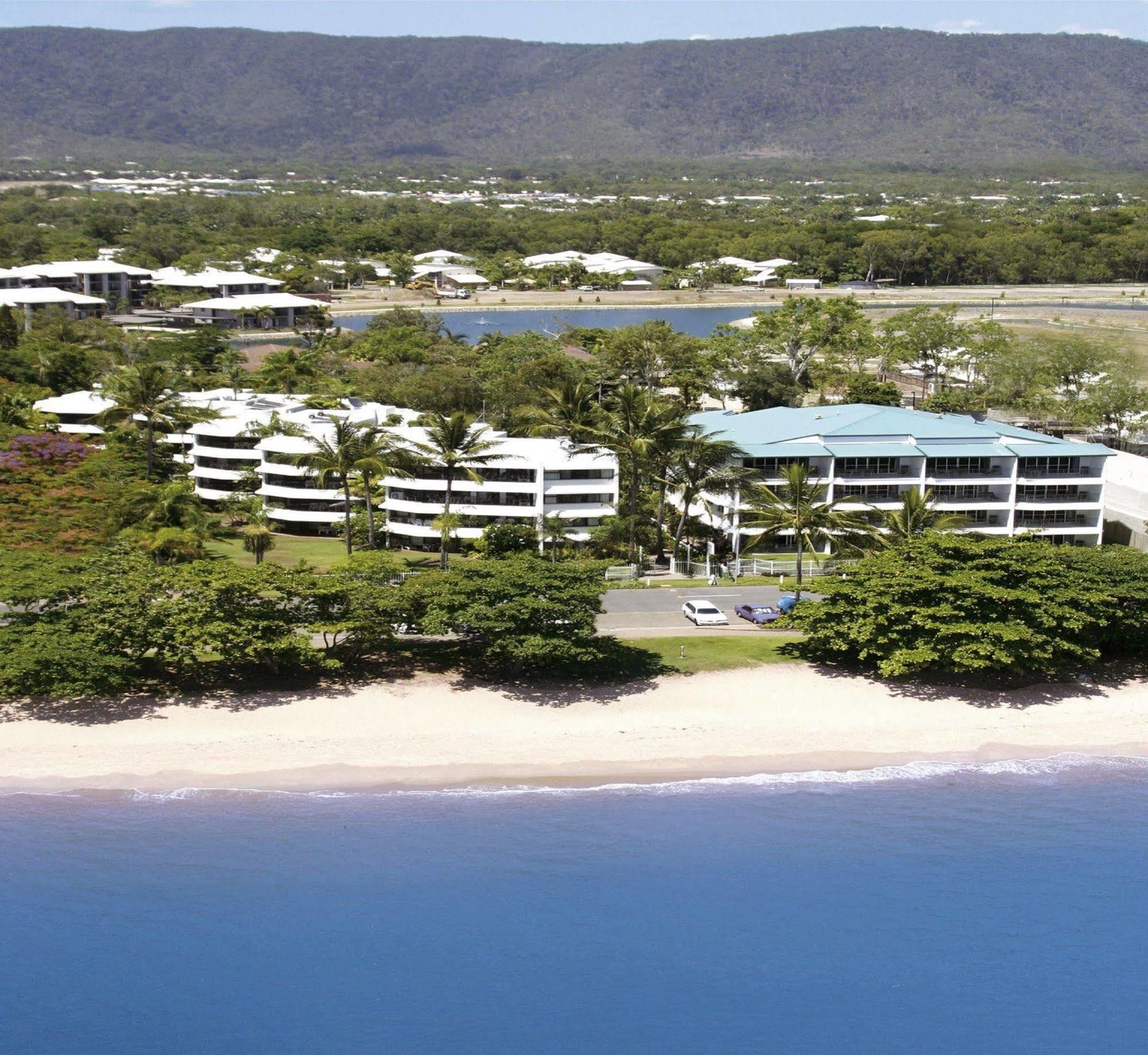 Roydon Beachfront Apartments Trinity Beach Exterior photo