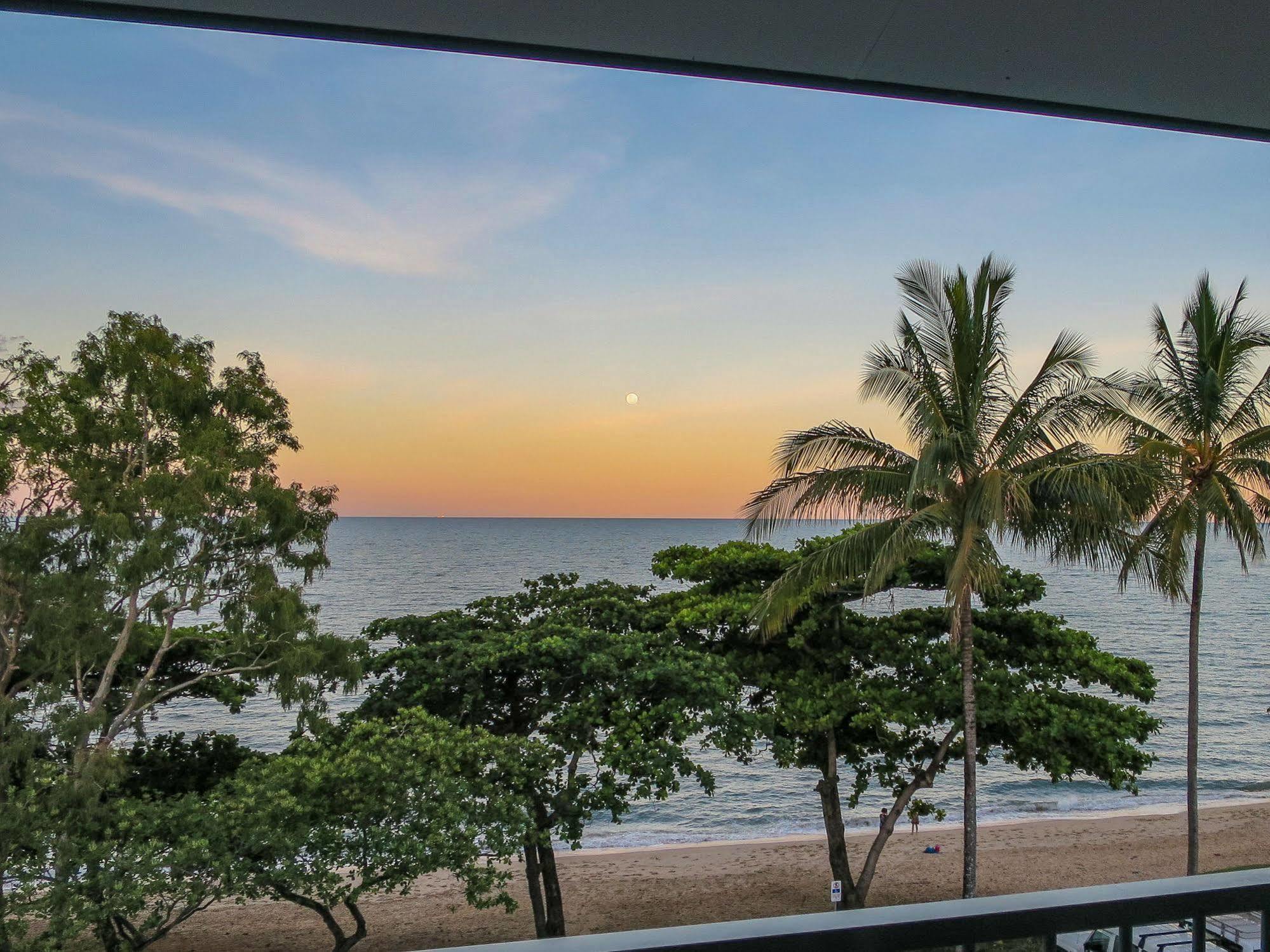 Roydon Beachfront Apartments Trinity Beach Exterior photo