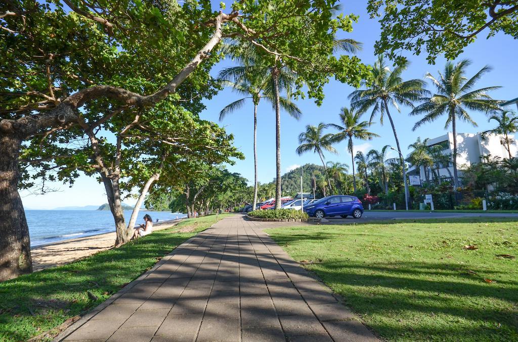 Roydon Beachfront Apartments Trinity Beach Exterior photo