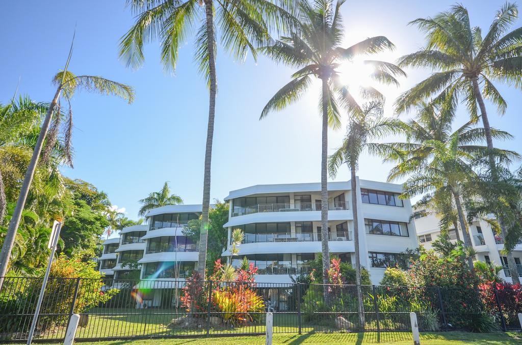 Roydon Beachfront Apartments Trinity Beach Exterior photo